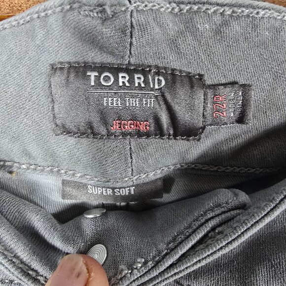 Torrid Jeggings Super Soft Size 22R Distressed Gray 5 Pocket Design - Picture 7 of 7